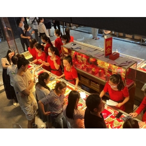 A record high! Gold jewelry in gold shops exceeds 830 yuan per gram, and consumers say they can't af