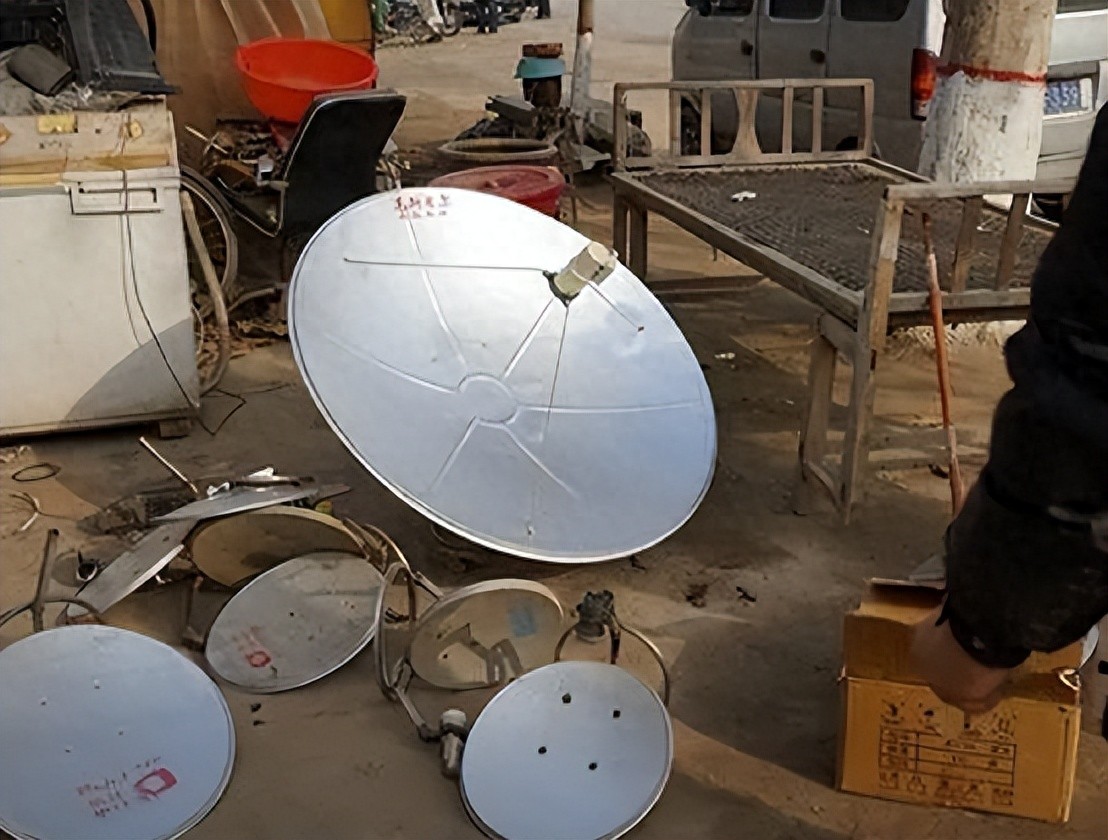 Why are there not many people using satellite dishes now?(图1)