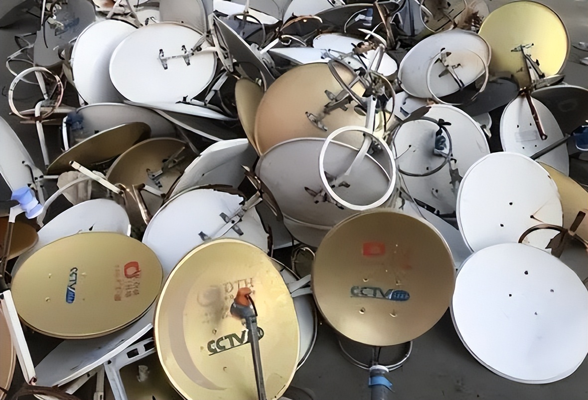 Why are there not many people using satellite dishes now?(图5)