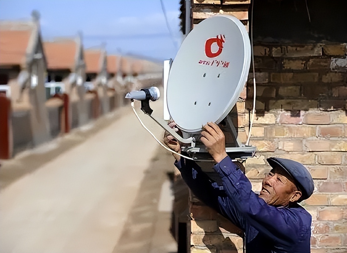 Why are there not many people using satellite dishes now?(图3)