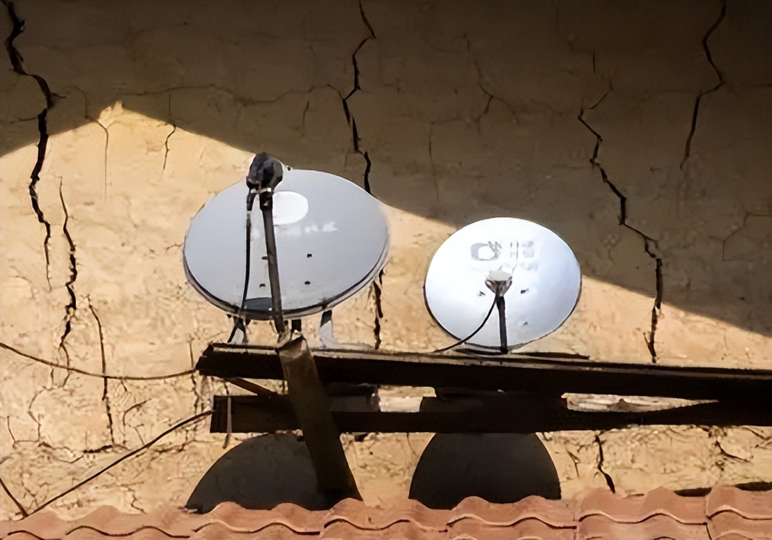 Why are there not many people using satellite dishes now?(图6)