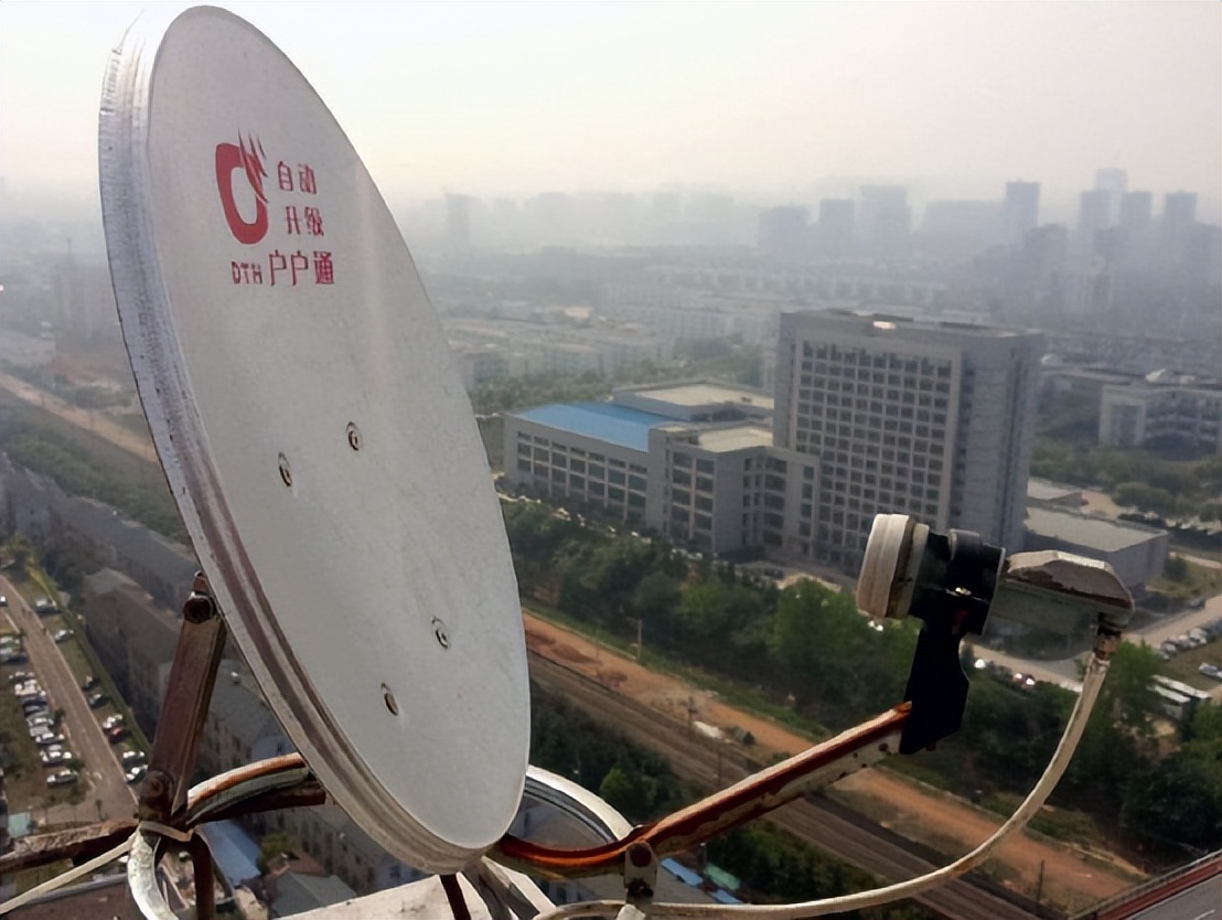 Why are there not many people using satellite dishes now?(图15)