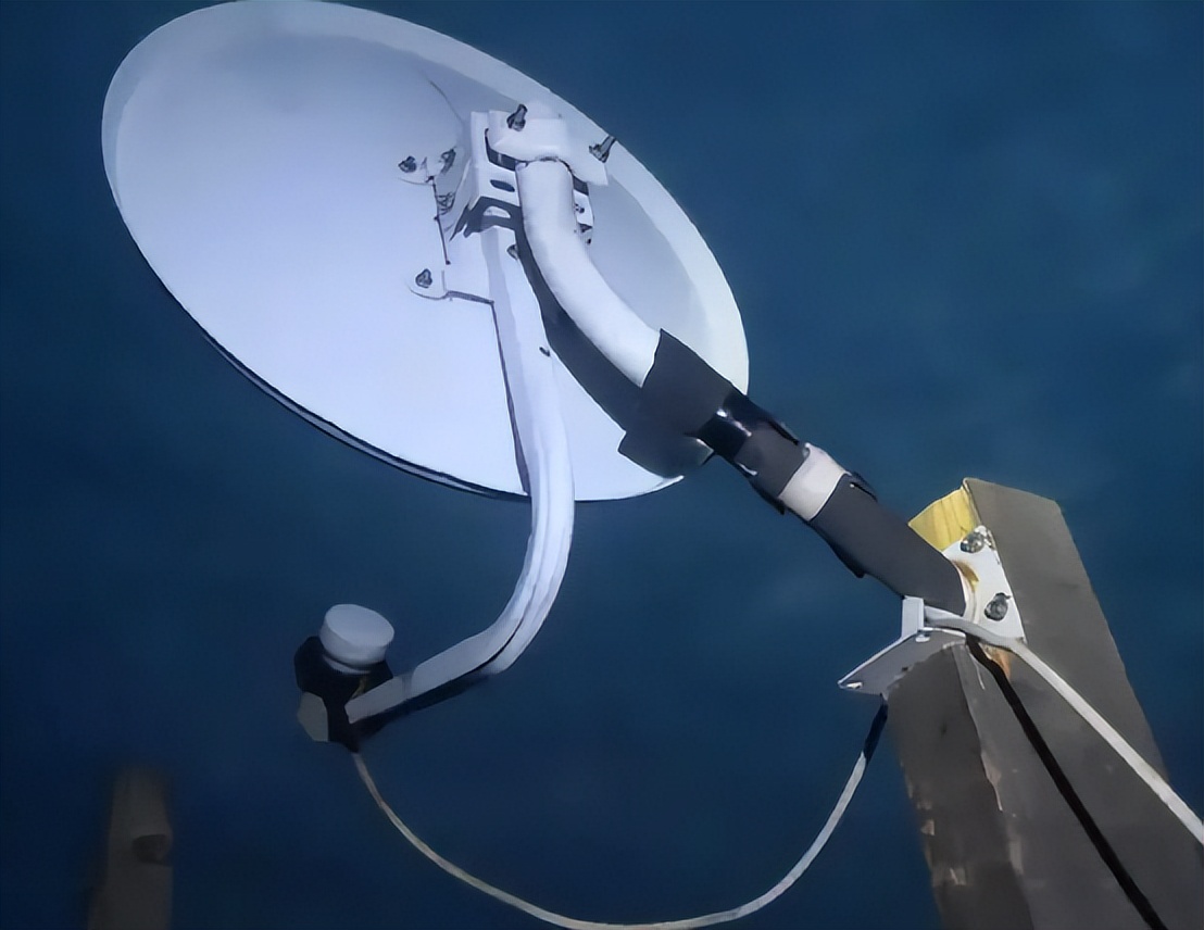 Why are there not many people using satellite dishes now?(图14)