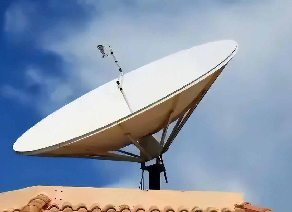 Why are there not many people using satellite dishes now?(图9)