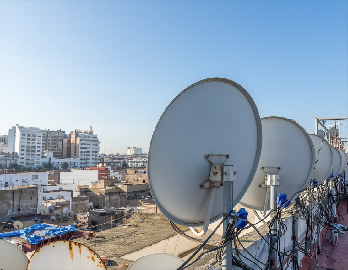 Why are there not many people using satellite dishes now?(图13)