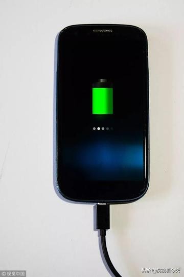 When charging, should you plug in the phone or the charger first? These incorrect charging methods w(图11)