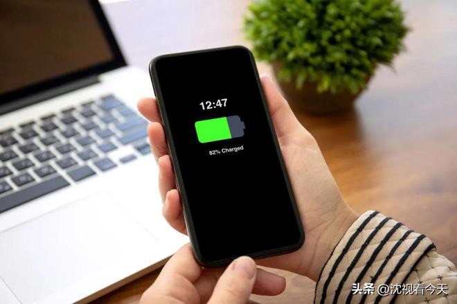 When charging, should you plug in the phone or the charger first? These incorrect charging methods w(图6)