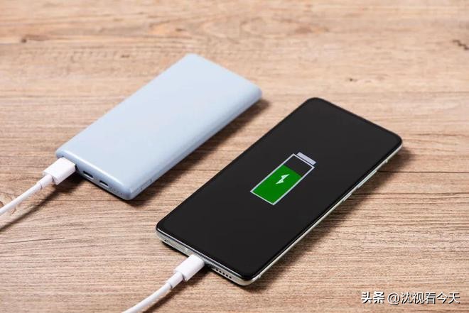 When charging, should you plug in the phone or the charger first? These incorrect charging methods w(图8)