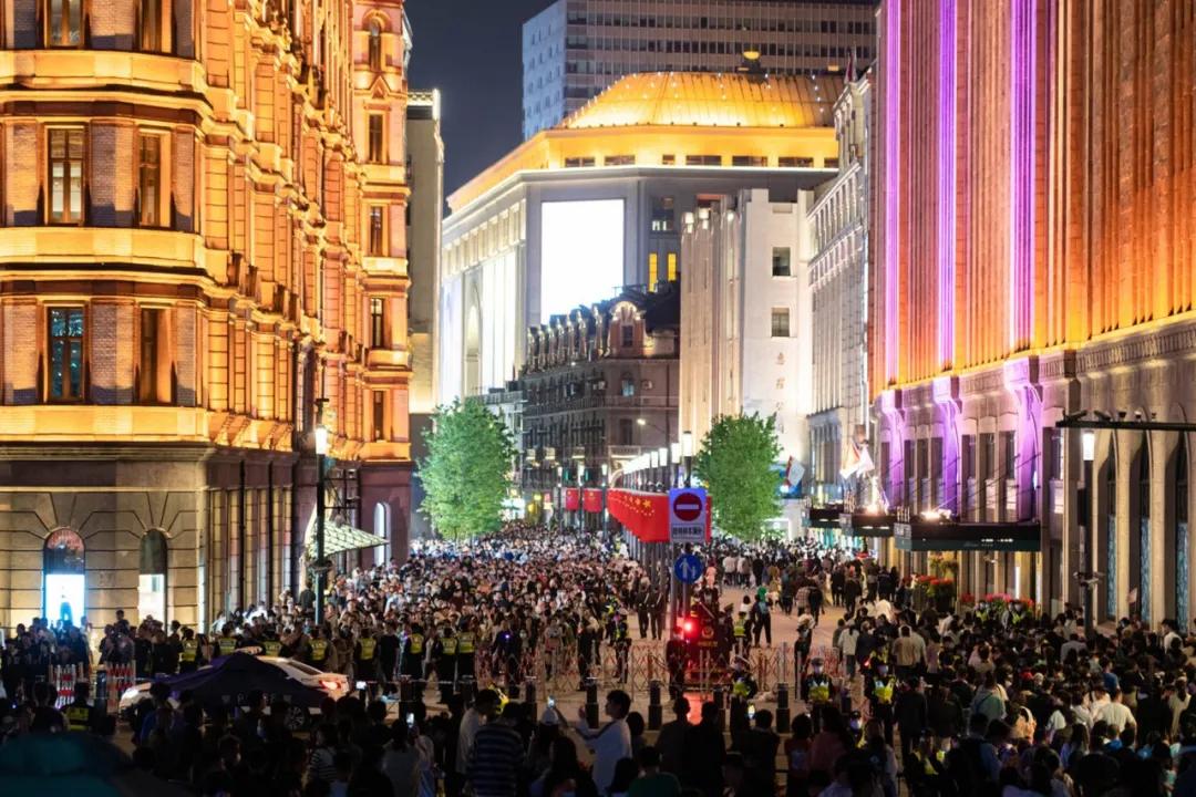 Top Ten Famous Pedestrian Streets in China 1. Nanjing Road Pedestrian Street, Shanghai 2. Wangfujing(图3)