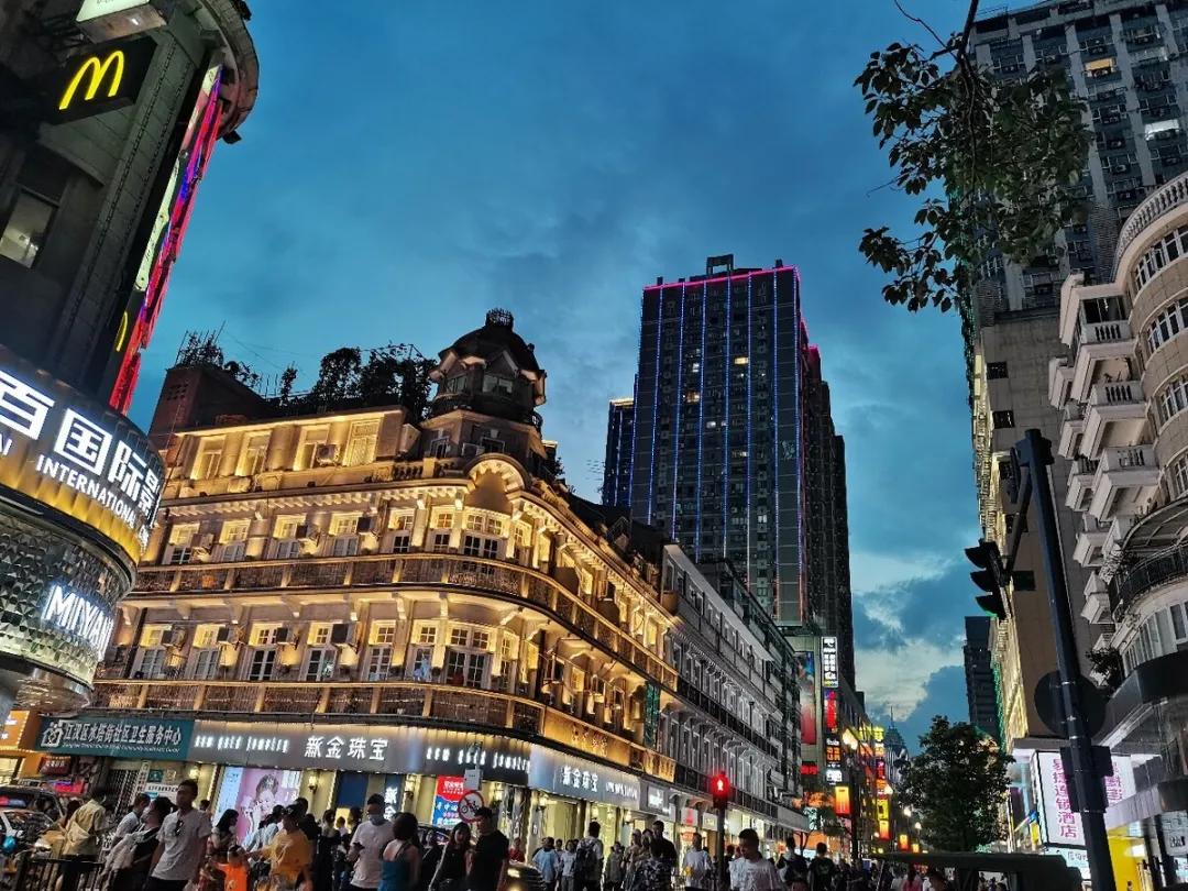 Top Ten Famous Pedestrian Streets in China 1. Nanjing Road Pedestrian Street, Shanghai 2. Wangfujing(图7)