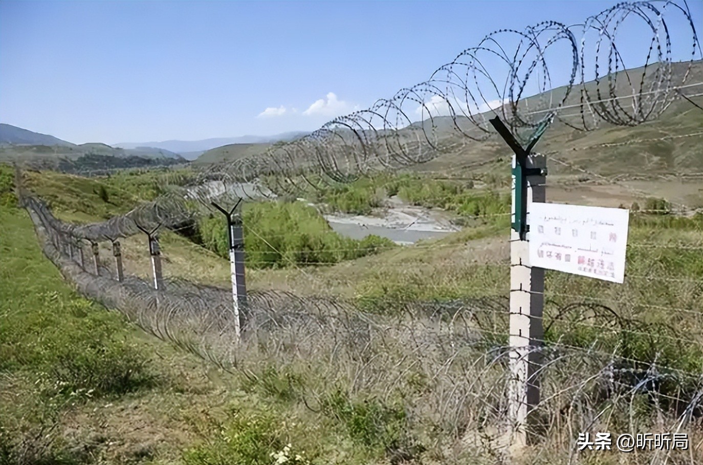 A section of the Chinese border is extremely dangerous. Seven military dogs have been bitten to deat(图7)