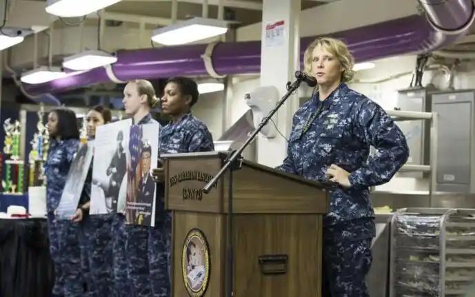 Do all US aircraft carriers have to carry a large number of female soldiers? What role do they play (图8)