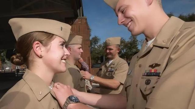 Do all US aircraft carriers have to carry a large number of female soldiers? What role do they play (图9)